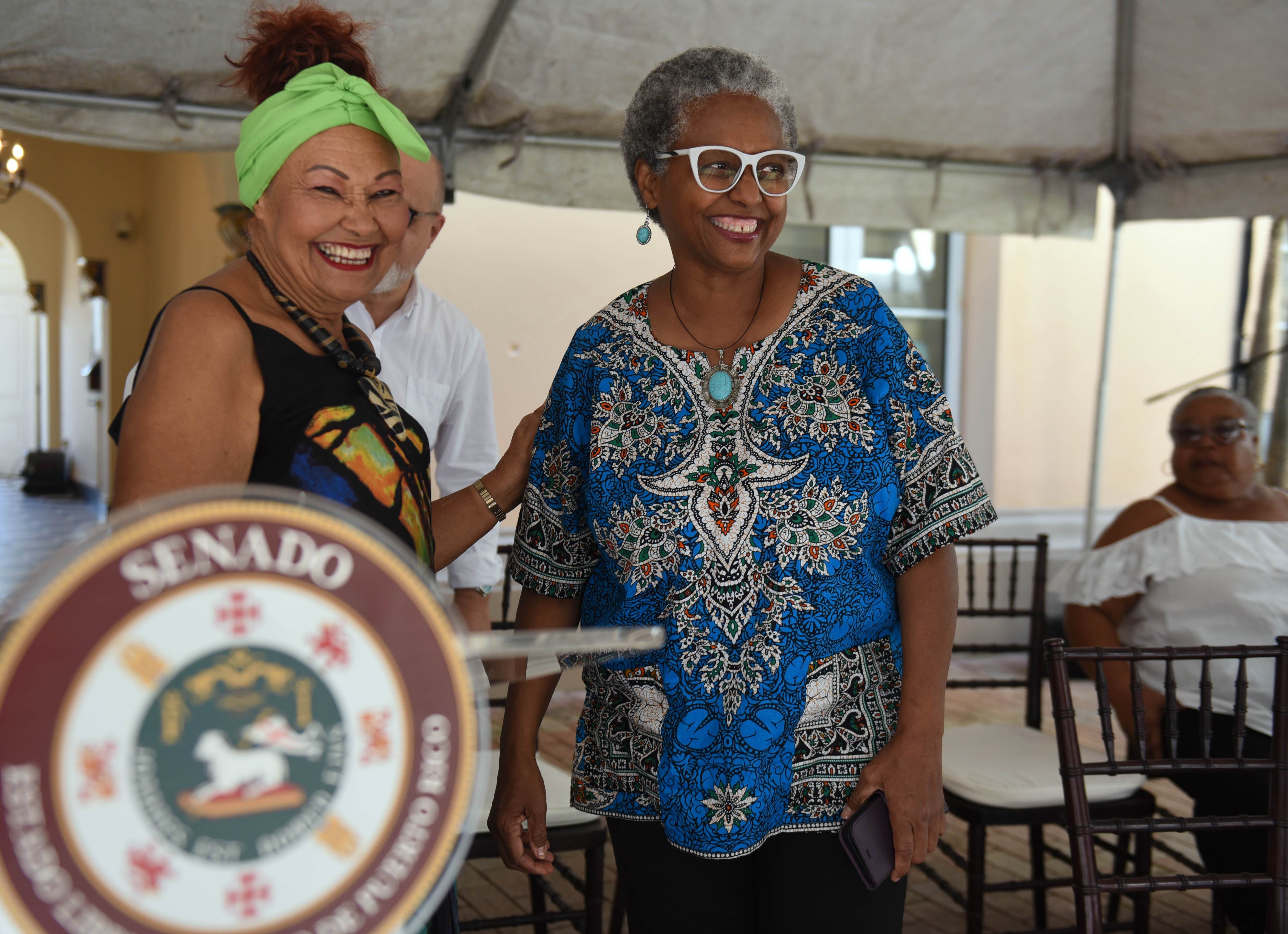 Senadora Ana Irma Rivera Lassén junto a Nora Cruz.